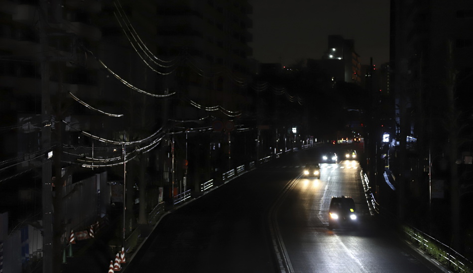 2022年3月17日,地震引发东京部分地区停电,路上漆黑一片.