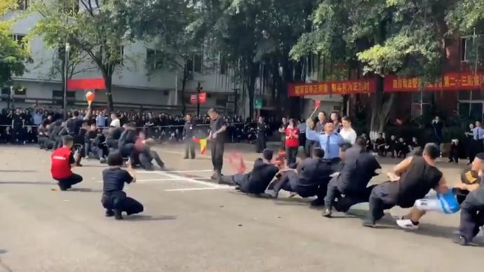 警校學(xué)生拔河連續(xù)拔斷兩根繩子，圍觀學(xué)生：裁判都被嚇到了