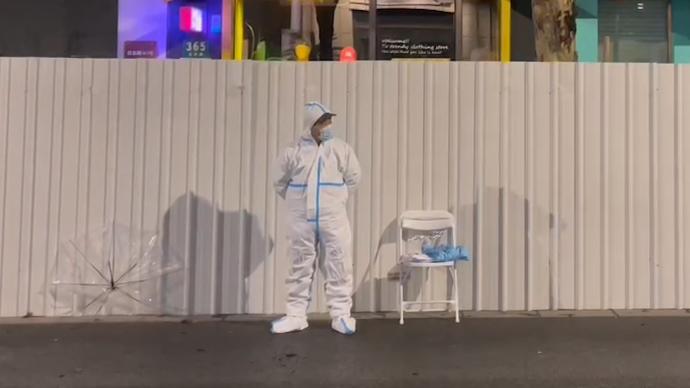 上海街頭55歲“大白”雨夜通宵值守,對戰“疫”充滿信心