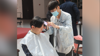 志愿者无国界丨技术娴熟的“国际理发师”，让师生倍感温暖