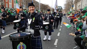 爱尔兰首都都柏林举行圣帕特里克节游行庆祝活动