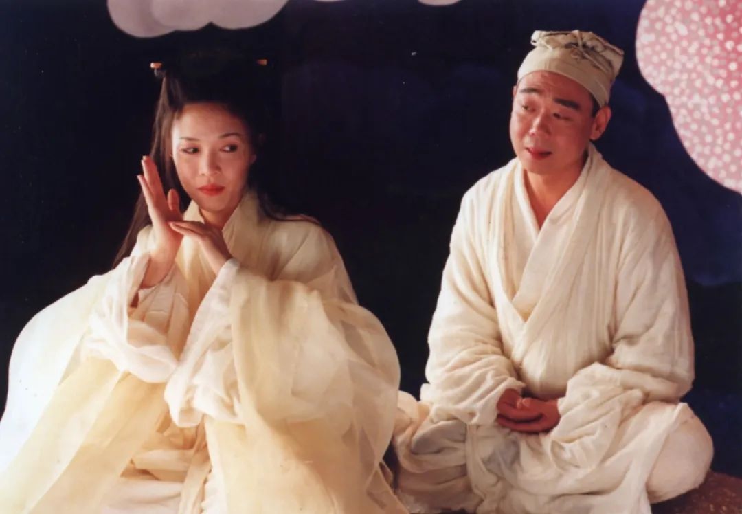 顾宝明老师饰演《暗恋桃花源》白袍男子,1992,蔡正泰 摄