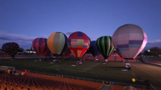 新西兰举行热气球节，疫情下略显冷清