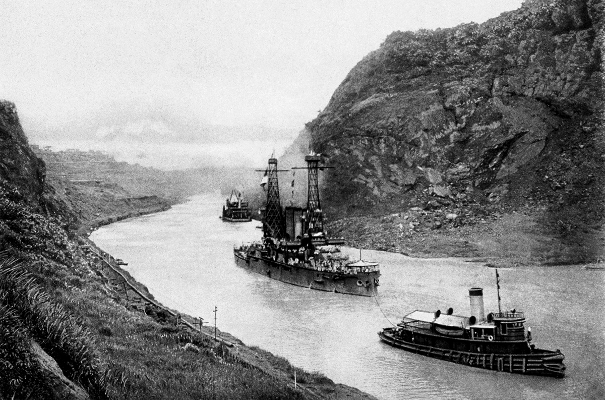 1913年，巴拿马运河，一艘美国军舰通过库莱布拉岛航道。