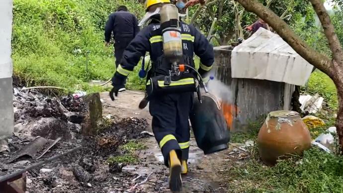山上老房子著火，消防員徒步上山提水桶救援