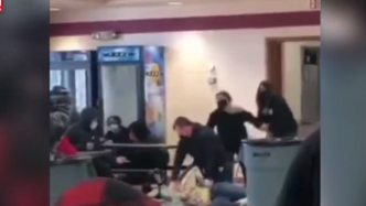 视频丨美国一学校发生打架事件，警察跪压12岁女孩约半分钟