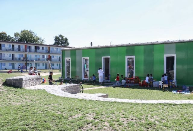 2018年柏林一处难民定居点，儿童们在活动室外玩耍 图片来自：新华社