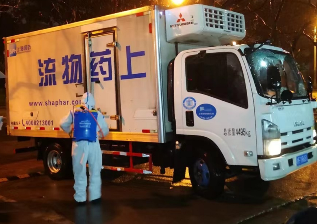 3月20日晚，1000盒Paxlovid由专人专车顺利运达上海市抗击新冠肺炎医疗物资保障基地。上药控股 供图