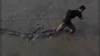 女子深陷滩涂，民警拖行百米救援后累倒淤泥上