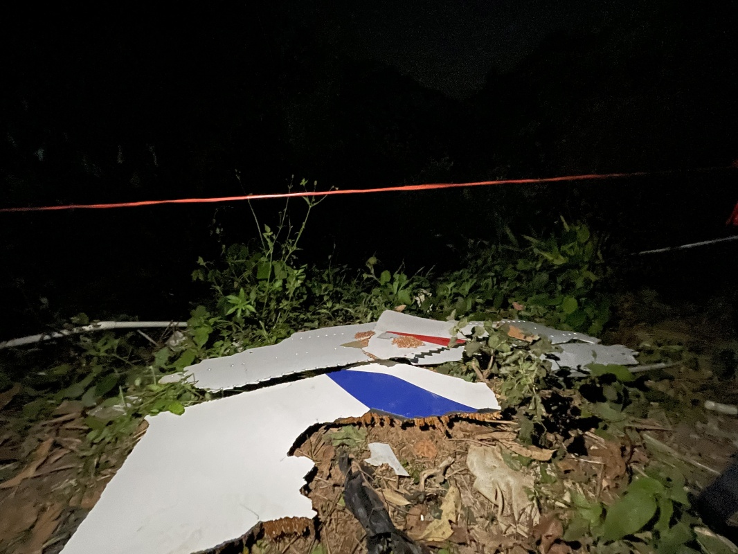 广西藤县坠机事故现场散落的飞机残骸。（3月22日摄，手机照片）新华社 图