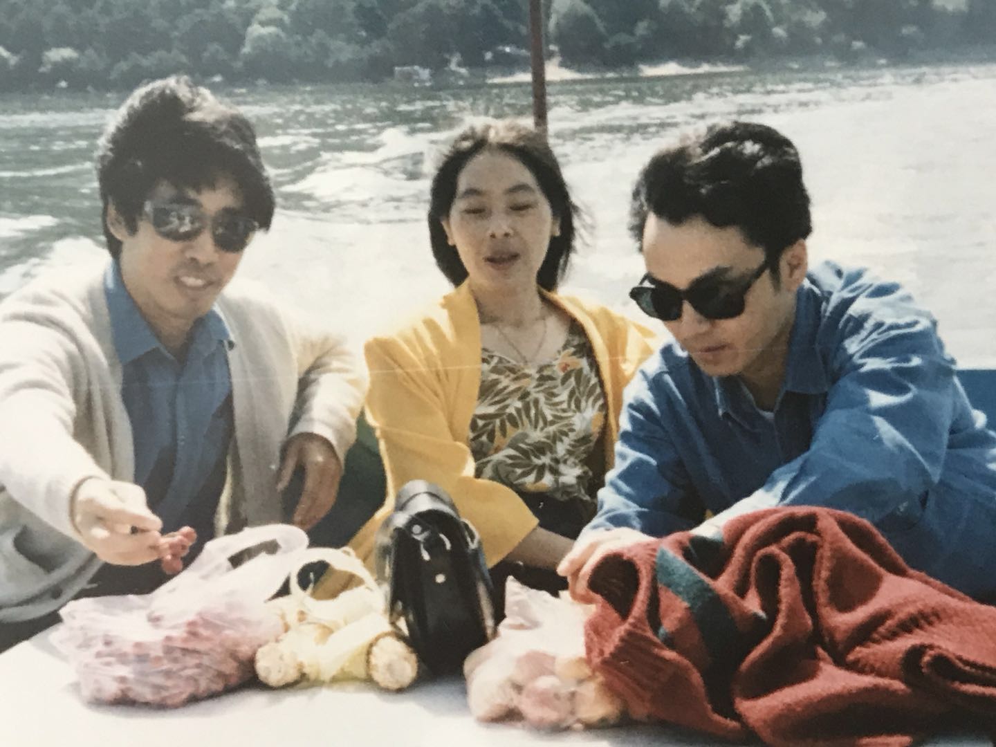 1996年在吉林市松花湖.左起:宗仁发,迟子建,程永新.