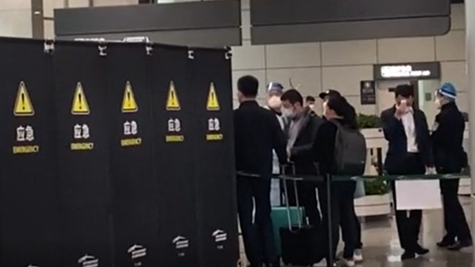 墜機(jī)第二天:家屬陸續(xù)抵達(dá)廣州白云機(jī)場(chǎng),東航分批安排家屬前往事發(fā)地