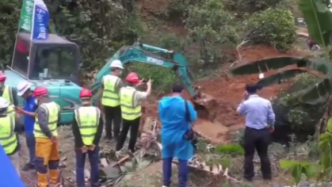 东航坠机事故救援现场：挖掘机正在作业开路