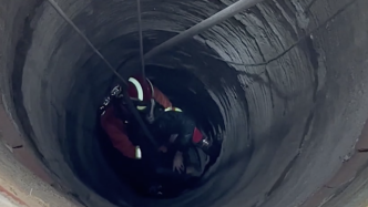 老人坠入30米深水井抱紧抽水管求助，消防下井救援