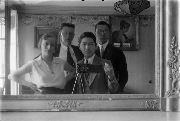 刘抗、傅雷与法国友人在镜前的自拍。