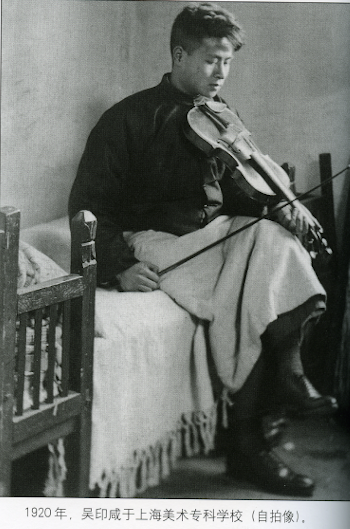 1920年，吴印咸在上海美专时期的自拍像。