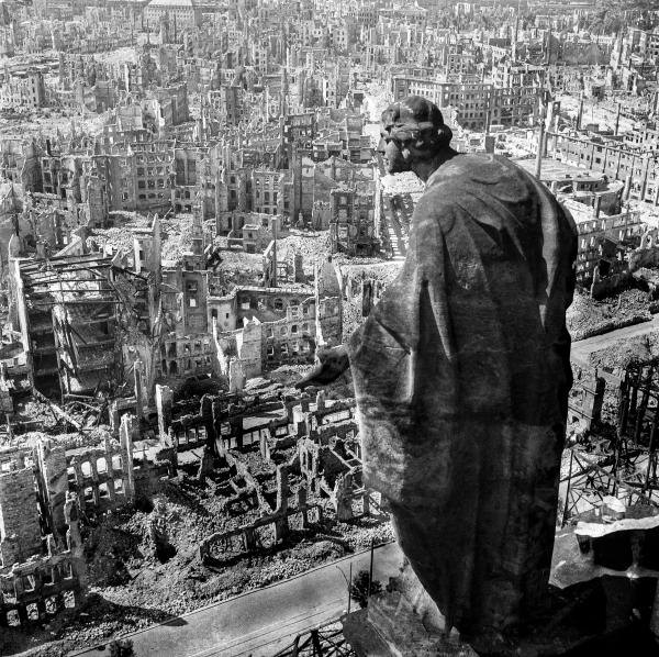 关于这场破坏最著名的照片由理查德·彼得拍摄。画面中的并不是天使石像，而是德累斯顿市政厅屋顶象征良善的雕塑，它俯瞰着老城区南部无法想象的毁灭。