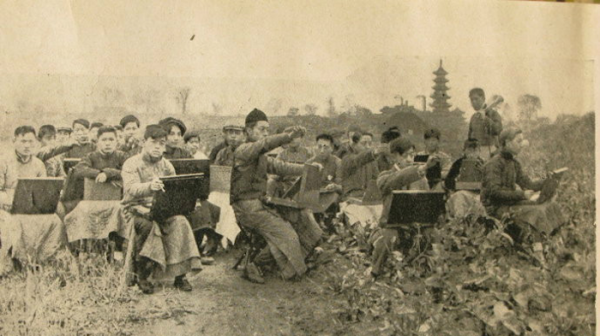 1918年春季，上海美专第一、二年级龙华野外写生。  丁悚 摄