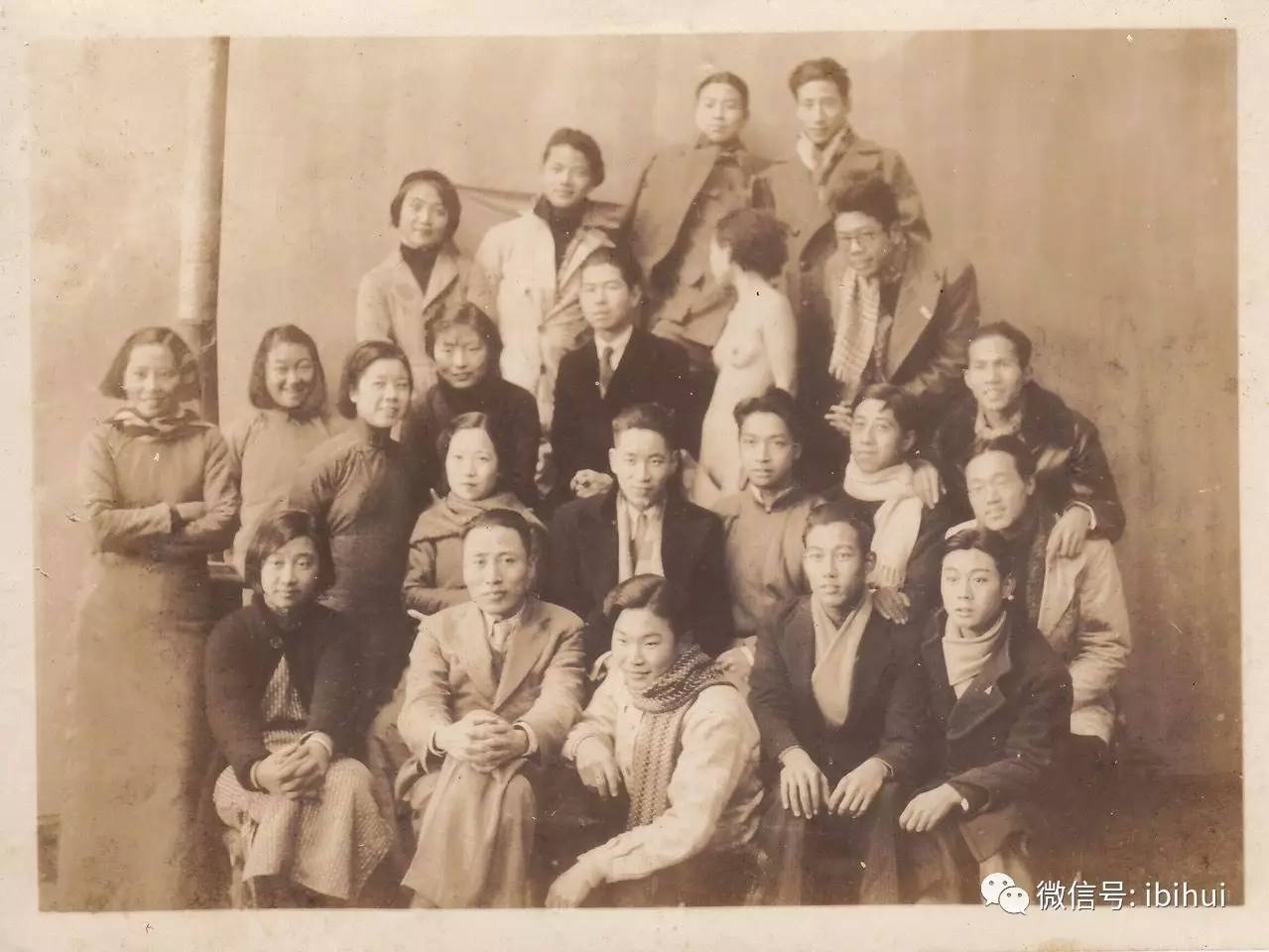1935年底，上海美术专科学校第17届西画系的师生与一位裸体模特的合影。