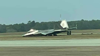 美军F-22战机因故障冲出跑道，起落架未能打开机腹受损