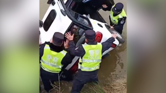 电动汽车驶入池塘老人被困，警民联手施救