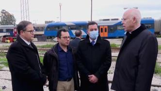突尼斯总统视察列车相撞事故现场