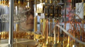 达摩院量子计算最新成果亮相物理学盛会，新平台两比特门精度99.72%