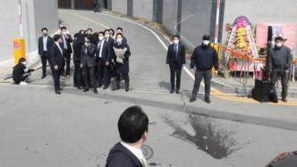 现场丨韩国前总统朴槿惠返乡演讲遭抗议者扔酒瓶
