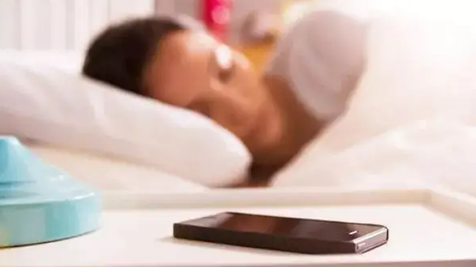 年轻人只有睡眠才能和手机分开？媒体刊文：需重建现实生活意义