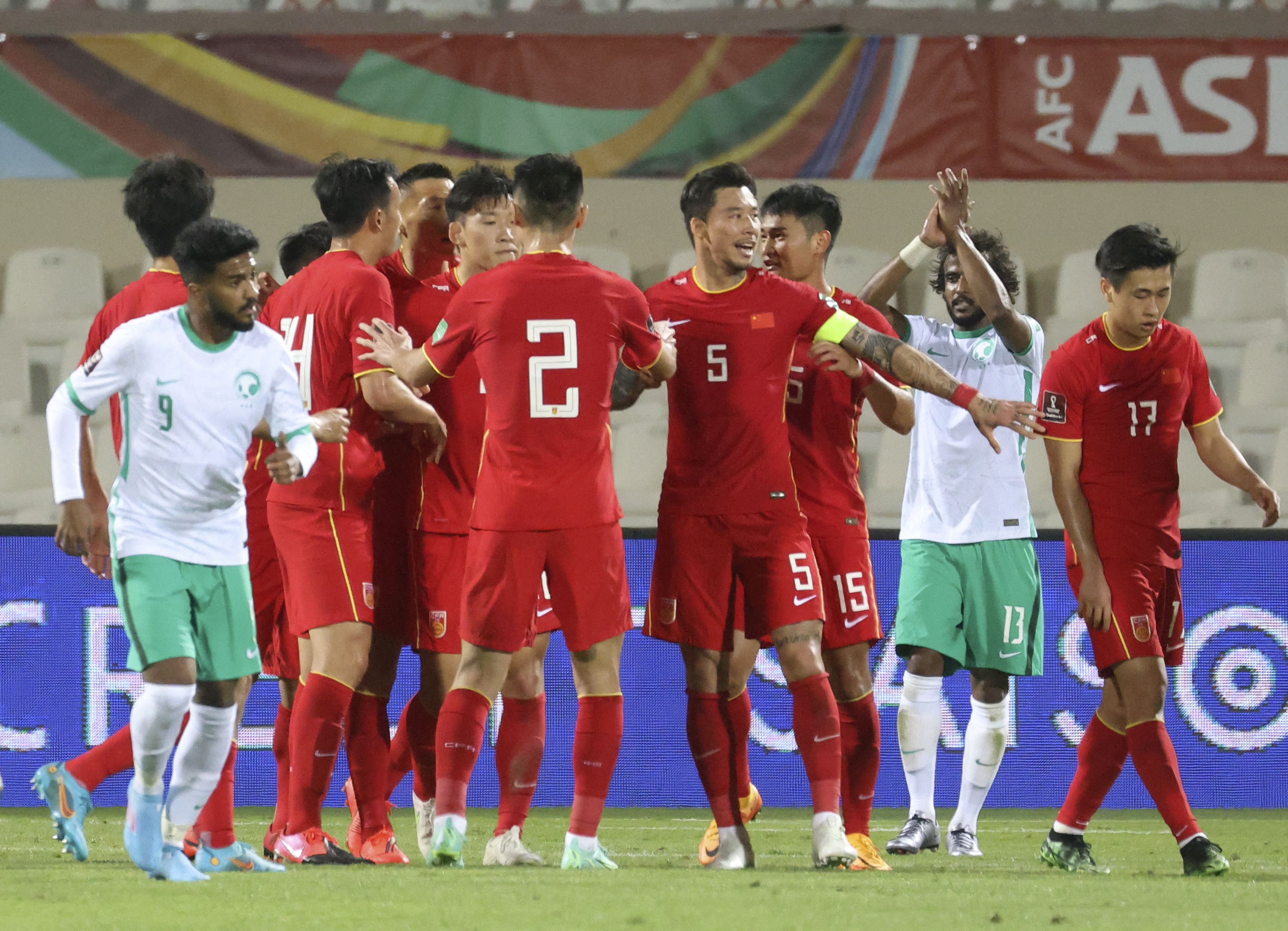 国足全队庆祝进球.