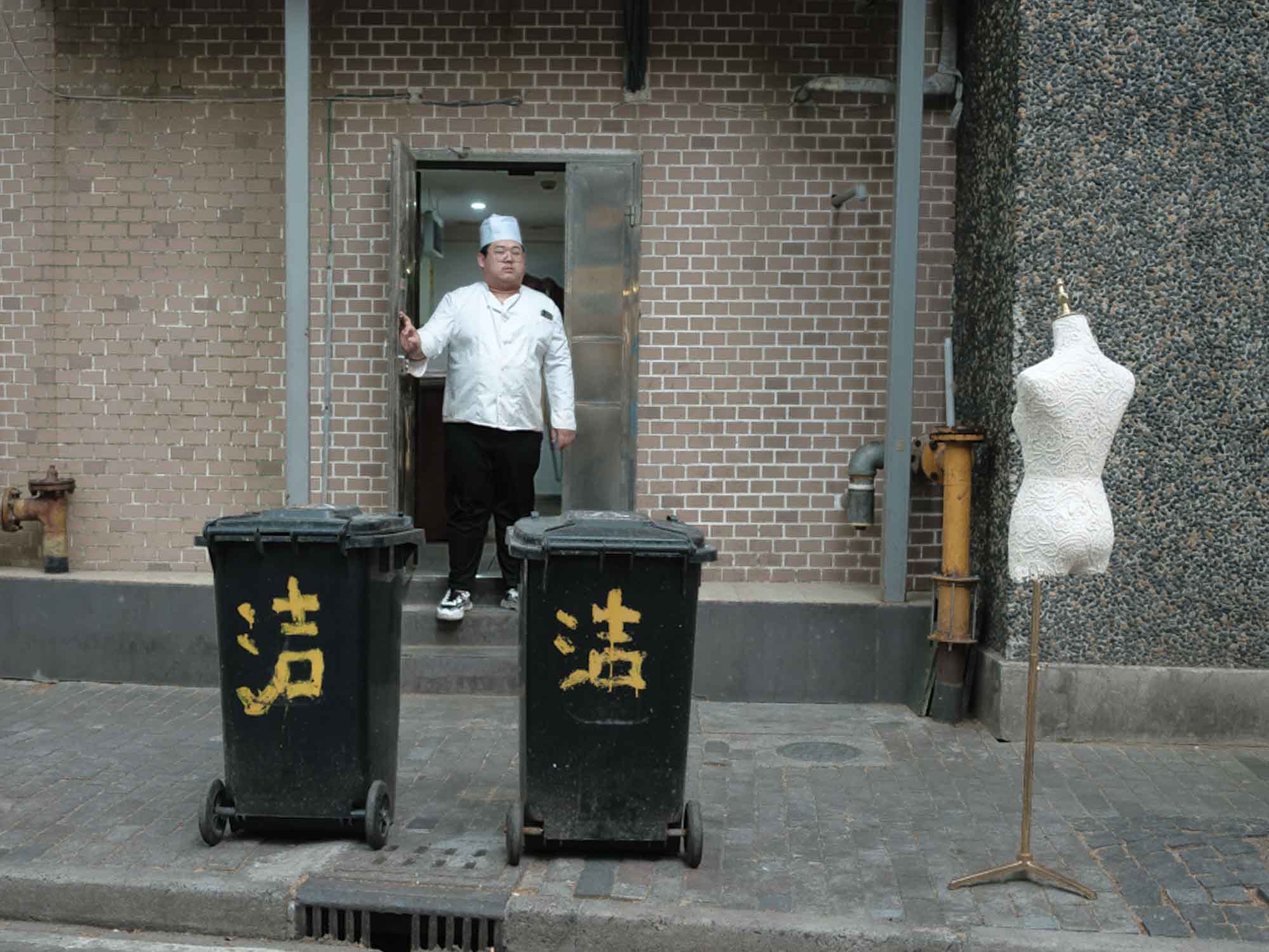 2020年4月，上海南昌路，一家餐馆的厨师推开后厨的门。澎湃新闻记者 周平浪 图