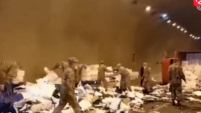 未入军营已有了“兵样子”!新兵入伍途中展开隧道救援