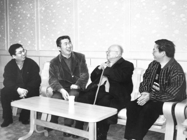 启功先生来到中华书局六里桥新厦（1999年初，左一李岩，右一熊国祯）