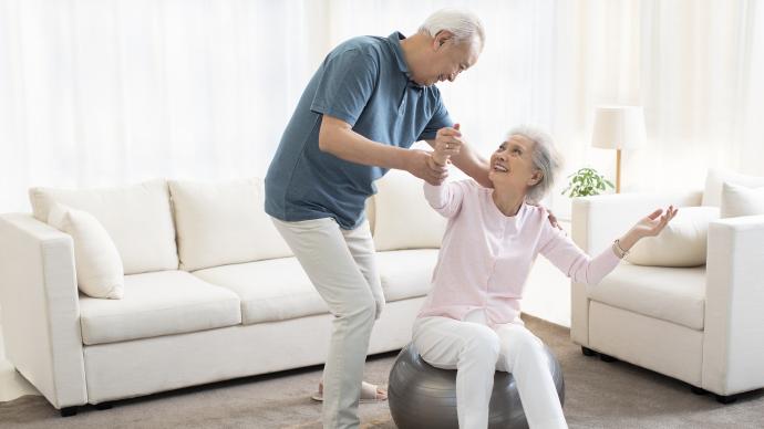 澎湃健身房｜老年人居家锻炼怎么做？跟着我们学起来
