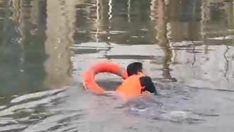 男子在湖中掙扎，民警縱身跳入水中救回后筋疲力盡