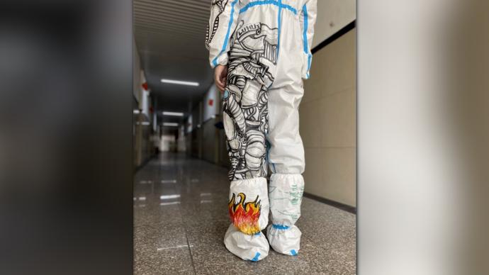 男生做志愿者，室友在他防護(hù)服上畫“機(jī)甲俠”送祝福