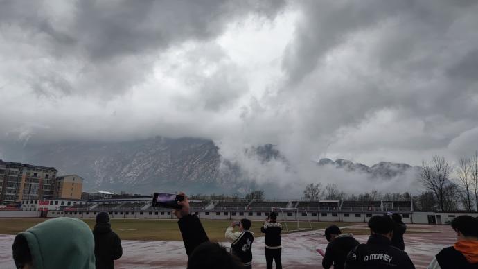 河南一高校背靠嵩山，云雾缭绕化身云海中“神仙学校”