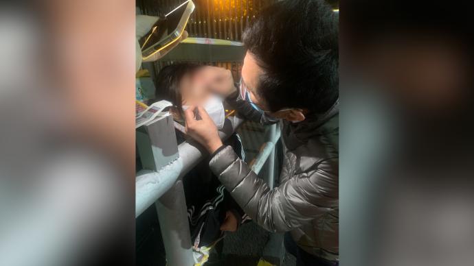 上海一女子因疫情被封小区，医生隔着栅栏为其眼睛手术拆线