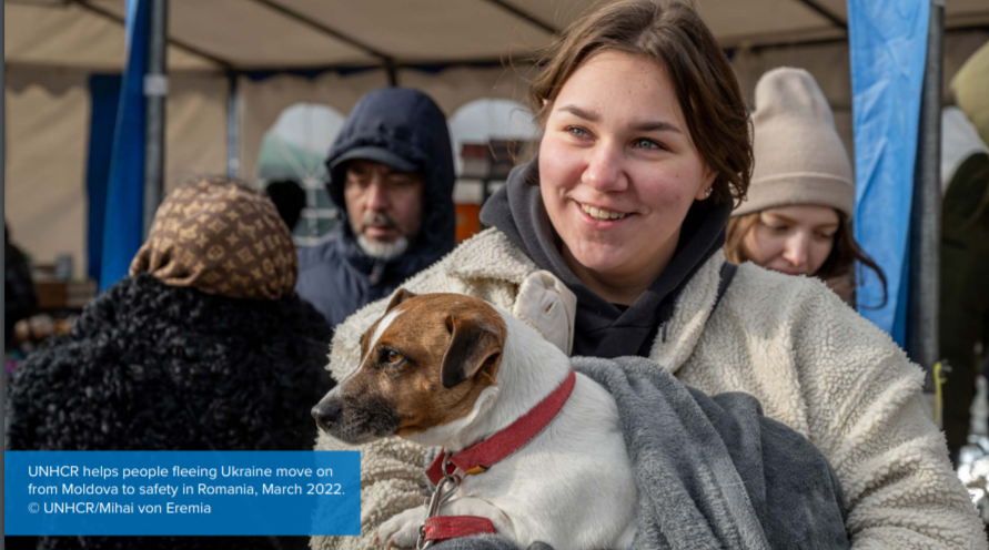 难民署工作人员帮助乌克兰难民入境罗马尼亚。图片来自联合国难民署官网。