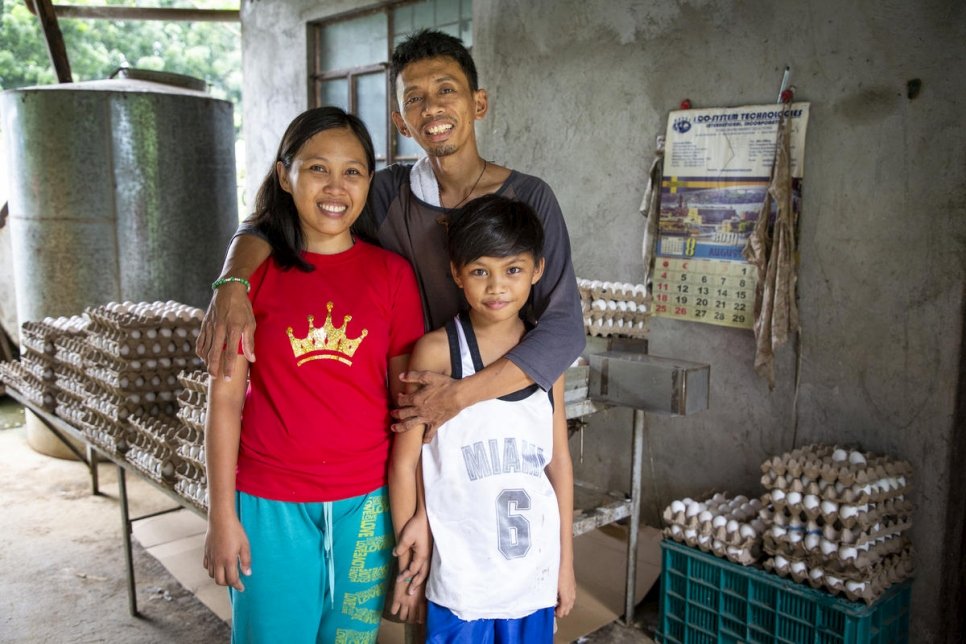 因没有菲律宾出生证明，37岁的孤儿Ramil Felino无法与他的长期伴侣Joy结婚，他们已生育一个10岁的儿子Ramfel。图片来自联合国难民署官网。