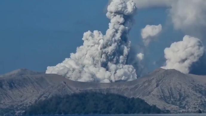 菲律宾塔阿尔火山喷出千米高火山灰和蒸气，伴有地震活动