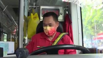 路人拍打公交车求助，司机呵斥持刀伤人者使其放下刀具