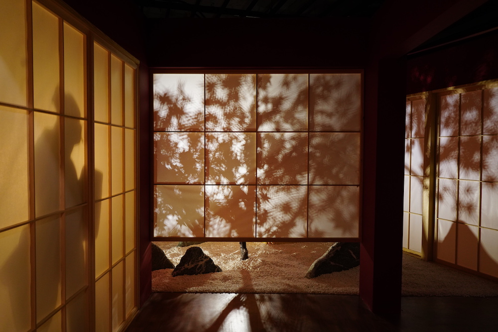 展览现场，配合着喜多川歌麿婀娜的美人，展厅中走廊两旁以投影勾勒女性舞蹈的姿态。