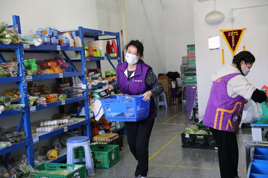 近日，上海一家盒馬鄰里店員工在緊張備貨