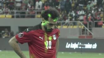 飞上看台的点球，照射满脸的激光笔，萨拉赫悲情告别世界杯