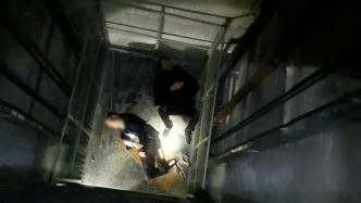 货运电梯突然下坠2人被困，消防员降绳施救