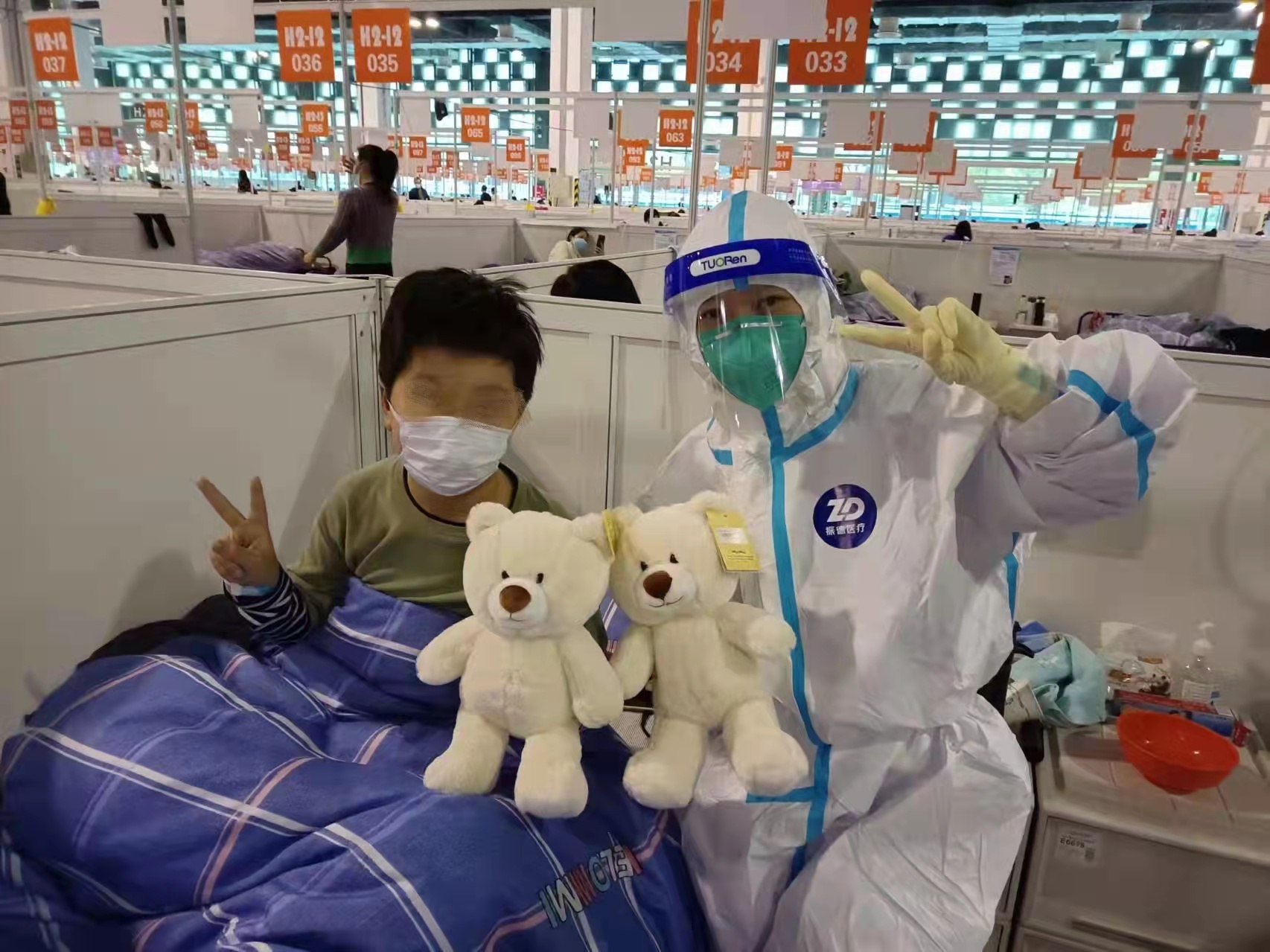 仁济医院医疗队为15周岁以下的患者小朋友准备了毛绒玩具。
