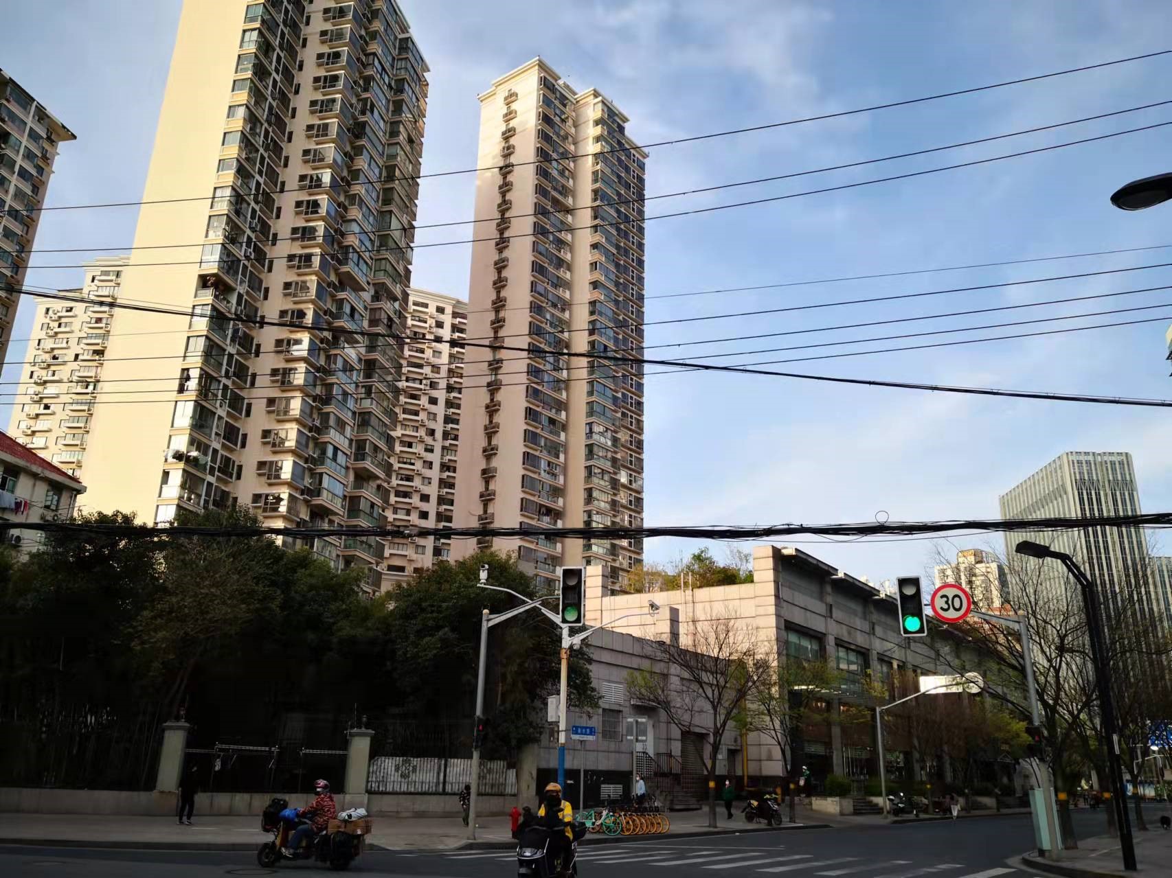 上海四川北路附近与住宅楼通过绿化相隔离，不设背街的商业小楼，楼顶甚至种植绿植让通常设于屋顶的一系列基础设施从居民的视线中消失。有趣的是这家餐馆将二楼面向街道一面设计成为排风口，并用栅格做以视觉阻挡。由于排风口位置很高且经营粤菜，行走在主街上的人基本感受不到油烟的困扰。赵忞 图