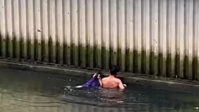 男子下河救落水女子悄然离去：7岁溺水被救后立志学游泳救人