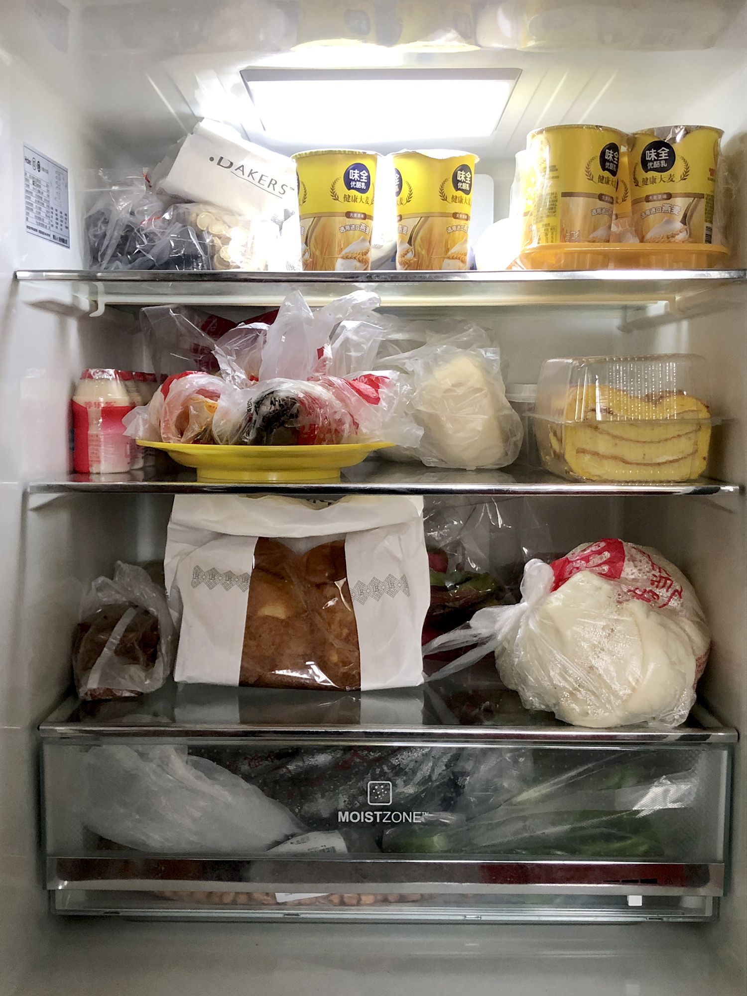 快乐的女人从冰箱里吃新鲜蔬菜 库存照片. 图片 包括有 里面, 谷物, 食物, 产品, 冰箱, 响铃, 膳食 - 180184958